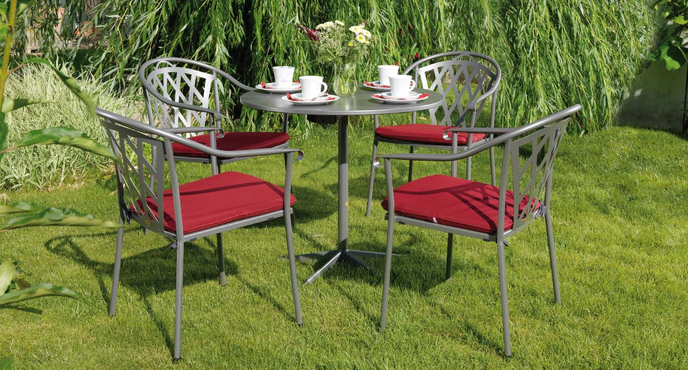 Gartensessel mit roten Sitzkissen der Serie Schoenbrunn